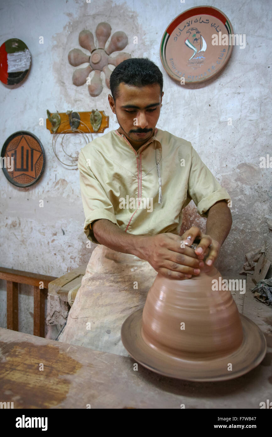 Uomo di argilla di stampaggio a mano, Emirates Heritage Village, Abu Dhabi, Emirati Arabi Uniti Foto Stock