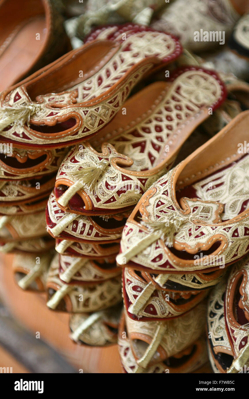 Pantofole in una fila, Bur Dubai Souk di Dubai, Emirati Arabi Uniti Foto Stock
