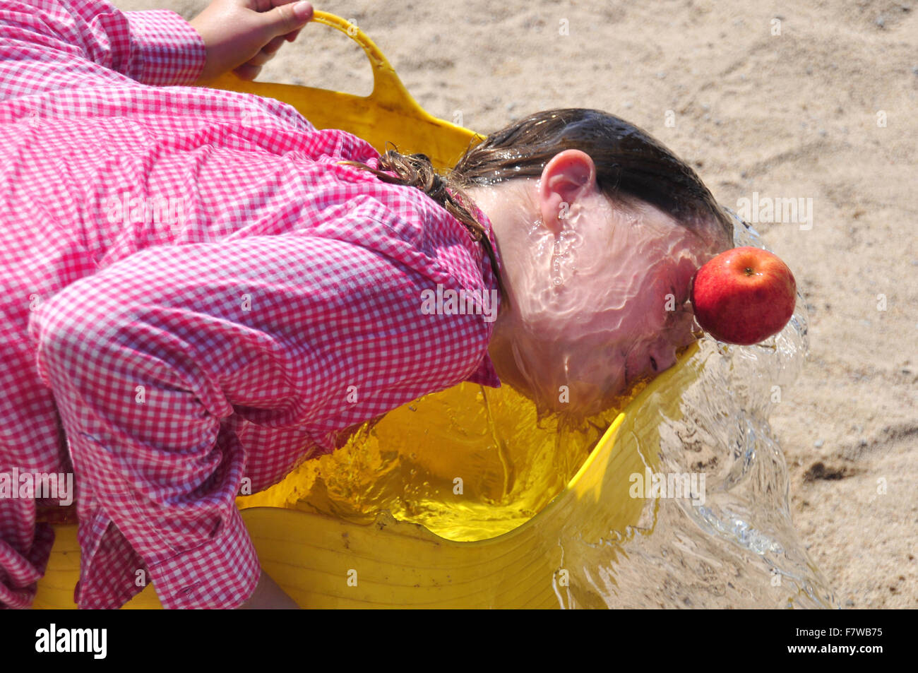 Bambino DIVERTIRSI BOBBING PER LE MELE Foto Stock