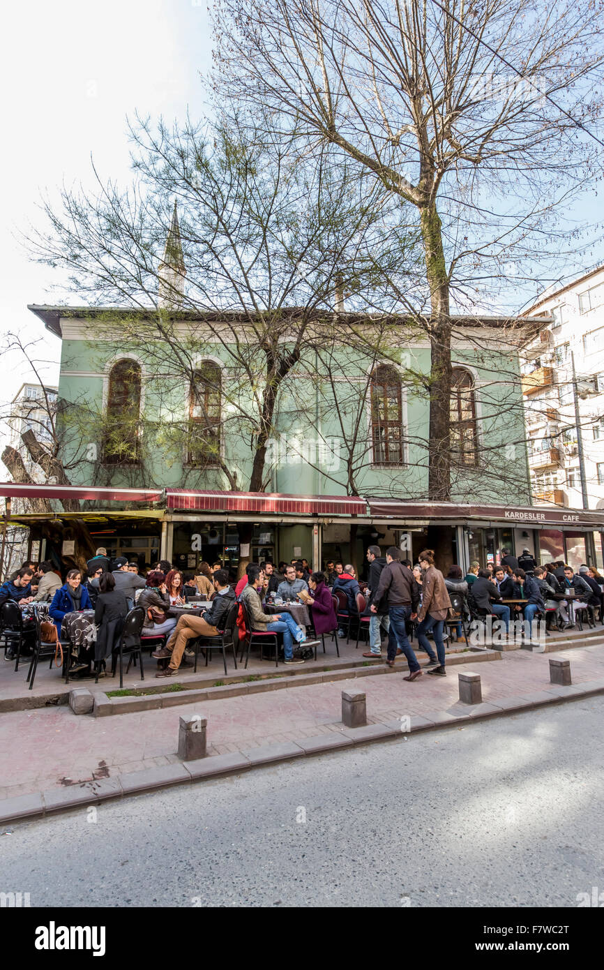 Gruppi di persone presso il Café , Sıraselviler Caddesi, Istanbul, Turchia Foto Stock