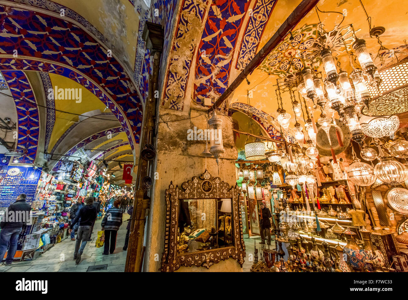 Varietà di illuminazione nella Grand Bazaar, Istanbul, Turchia Foto Stock