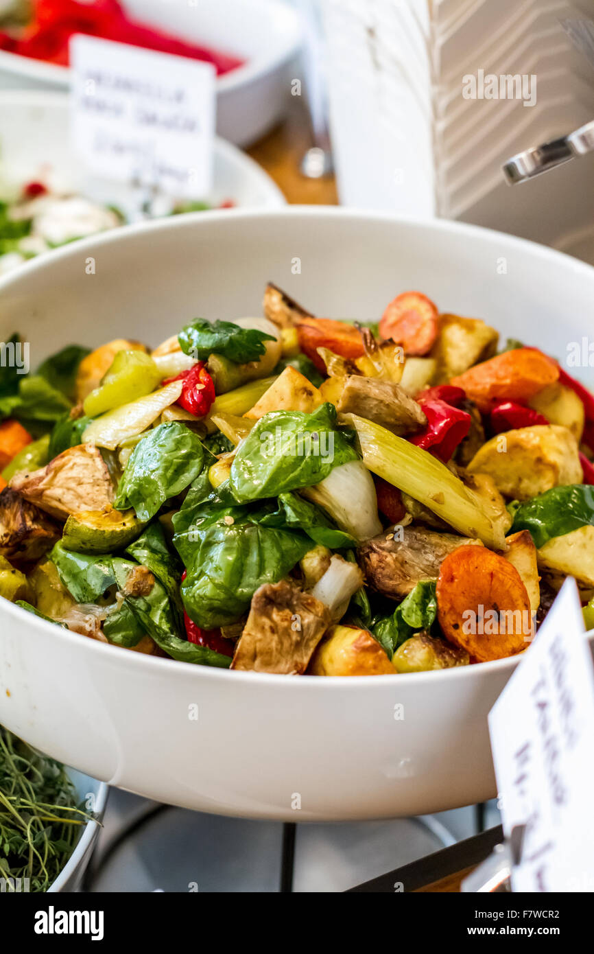 Verdure cotte in una ciotola Foto Stock