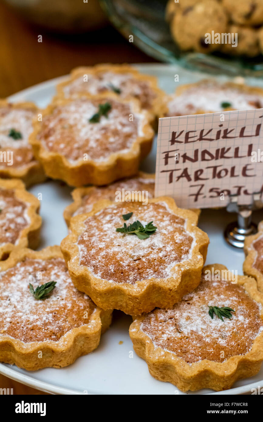Deserto servita su un piatto da portata Foto Stock