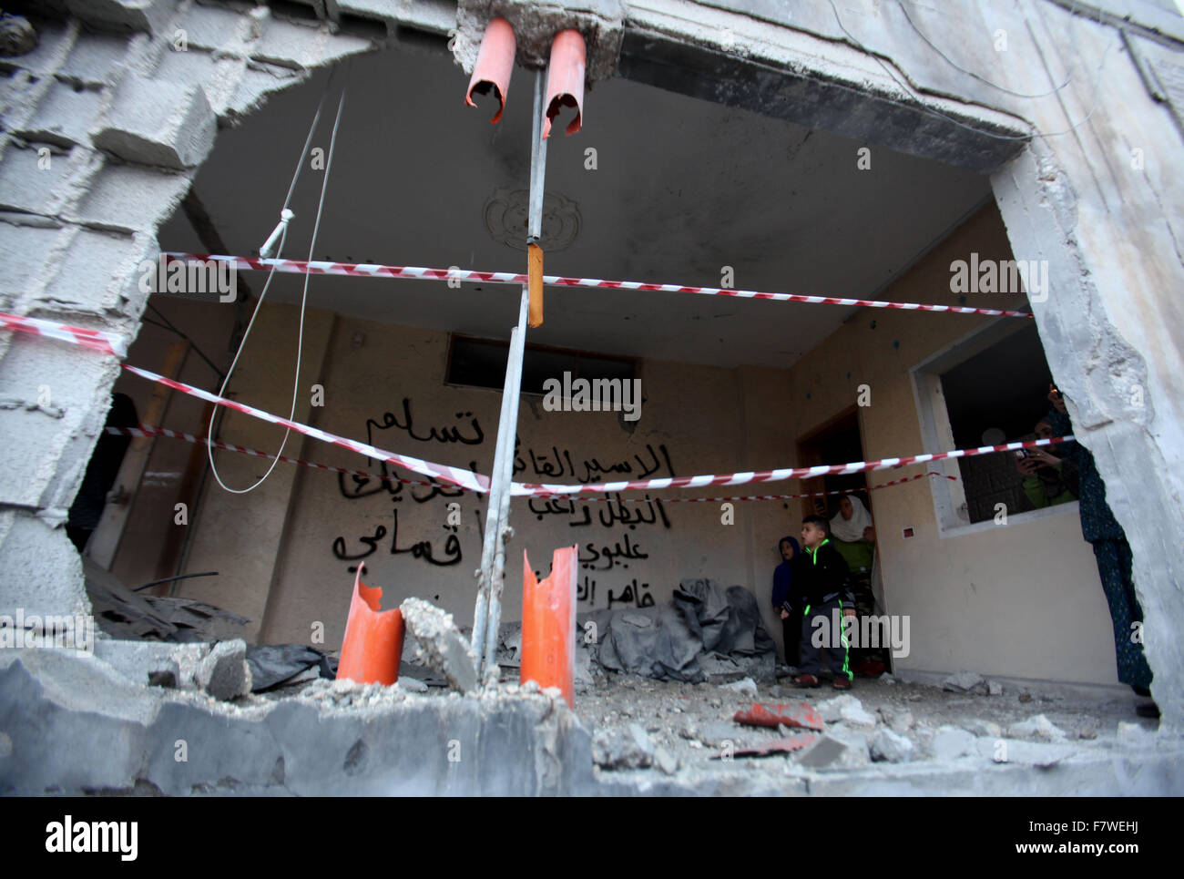 Nablus, West Bank, Territorio palestinese. 3 dicembre, 2015. Palestinesi guarda le macerie della casa di Ragheb Ahmad Mohammad Alawi, di un palestinese accusato di stabilendo l uccisione di un ebreo dei coloni israeliani matura nell'insediamento Itmar il 1 ottobre, dopo che è stato distrutto dalle autorità israeliane in Cisgiordania città di Nablus nelle prime ore del mattino del 3 dicembre 2015. Israele ha intensificato l'irruvidimento di case come si cerca di fermare un ondata di coltello, pistola e auto-pistonamenti attacchi che ha avuto inizio nel mese di ottobre il credito: Nedal Eshtayah APA/images/ZUMA filo/Alamy Live News Foto Stock