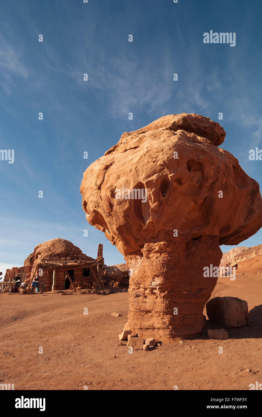 Casa costruita in boulder utilizzato come arte indiana stand, Marble Canyon, Arizona, Stati Uniti Foto Stock