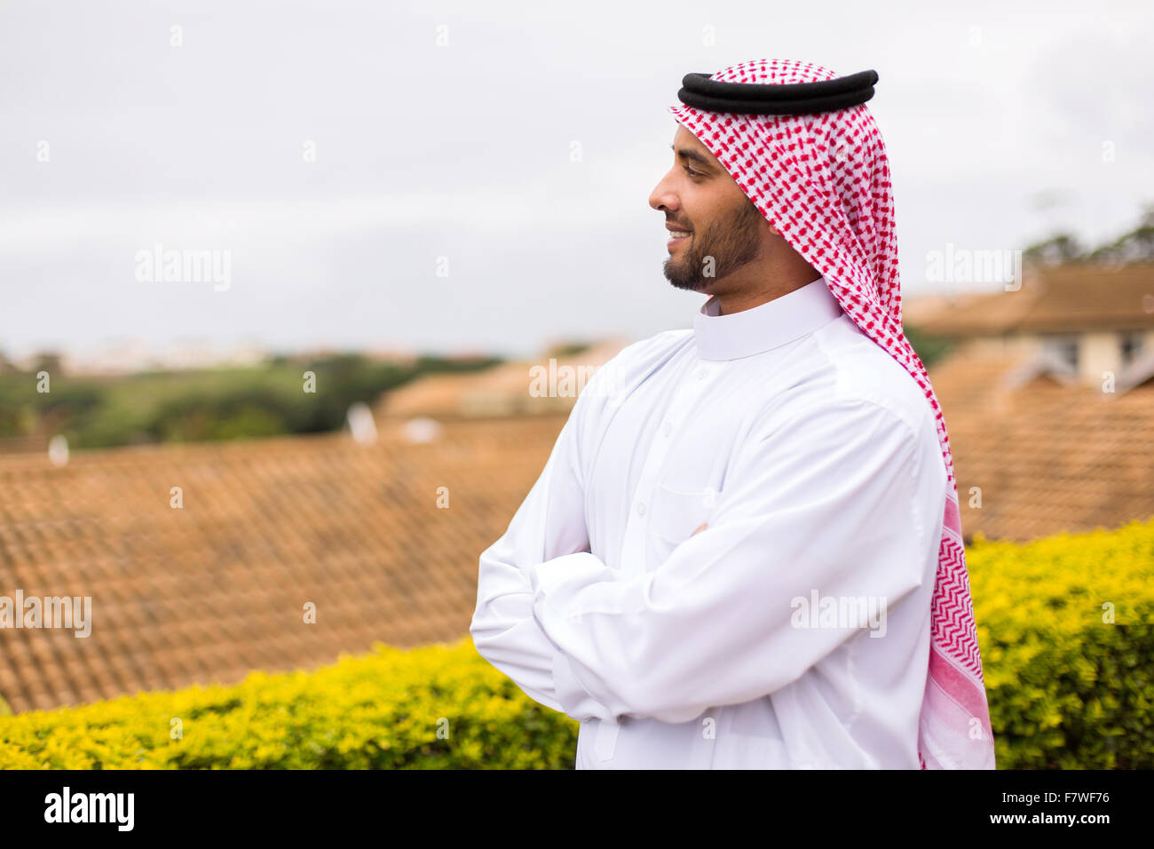 Bello Arabian uomo che guarda lontano Foto Stock