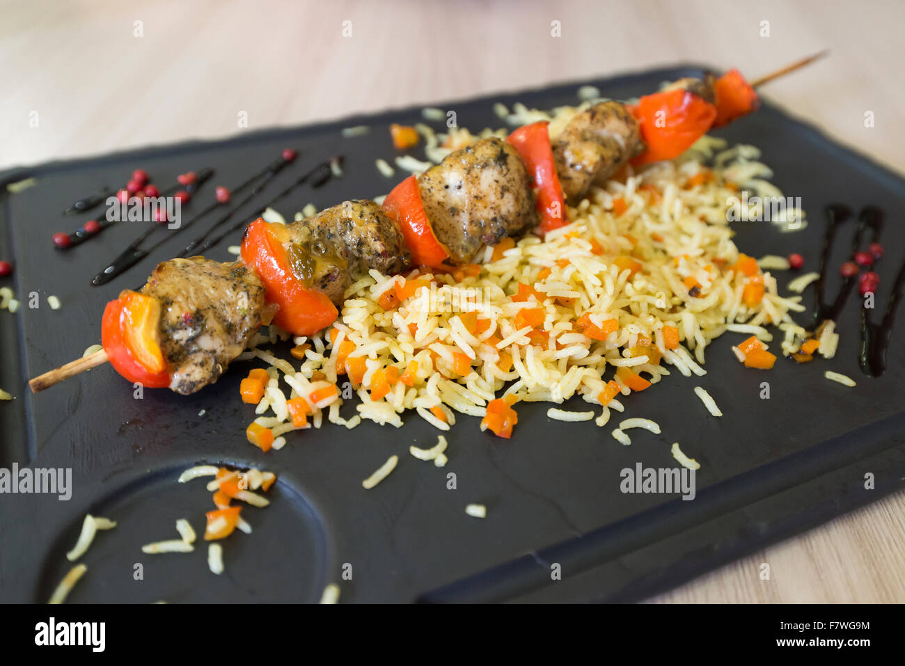 Pollo shish kebab e riso con verdure Foto Stock