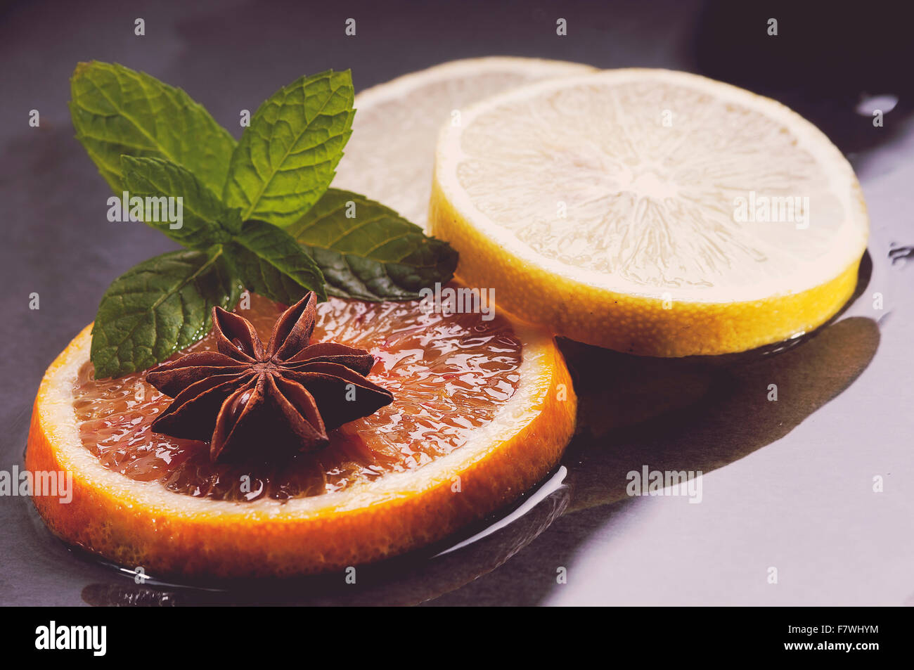 Fette di agrumi e spezie per il tempo di Natale Foto Stock