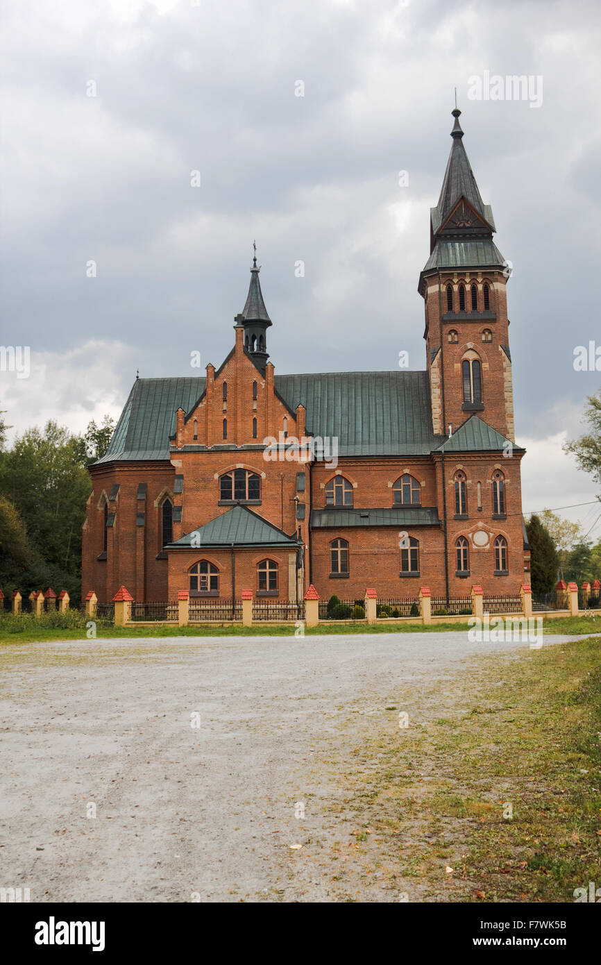 La chiesa neogotica di San Michele Arcangelo. Zeleznikowa Wielka, Nawojowa. La Polonia. Foto Stock