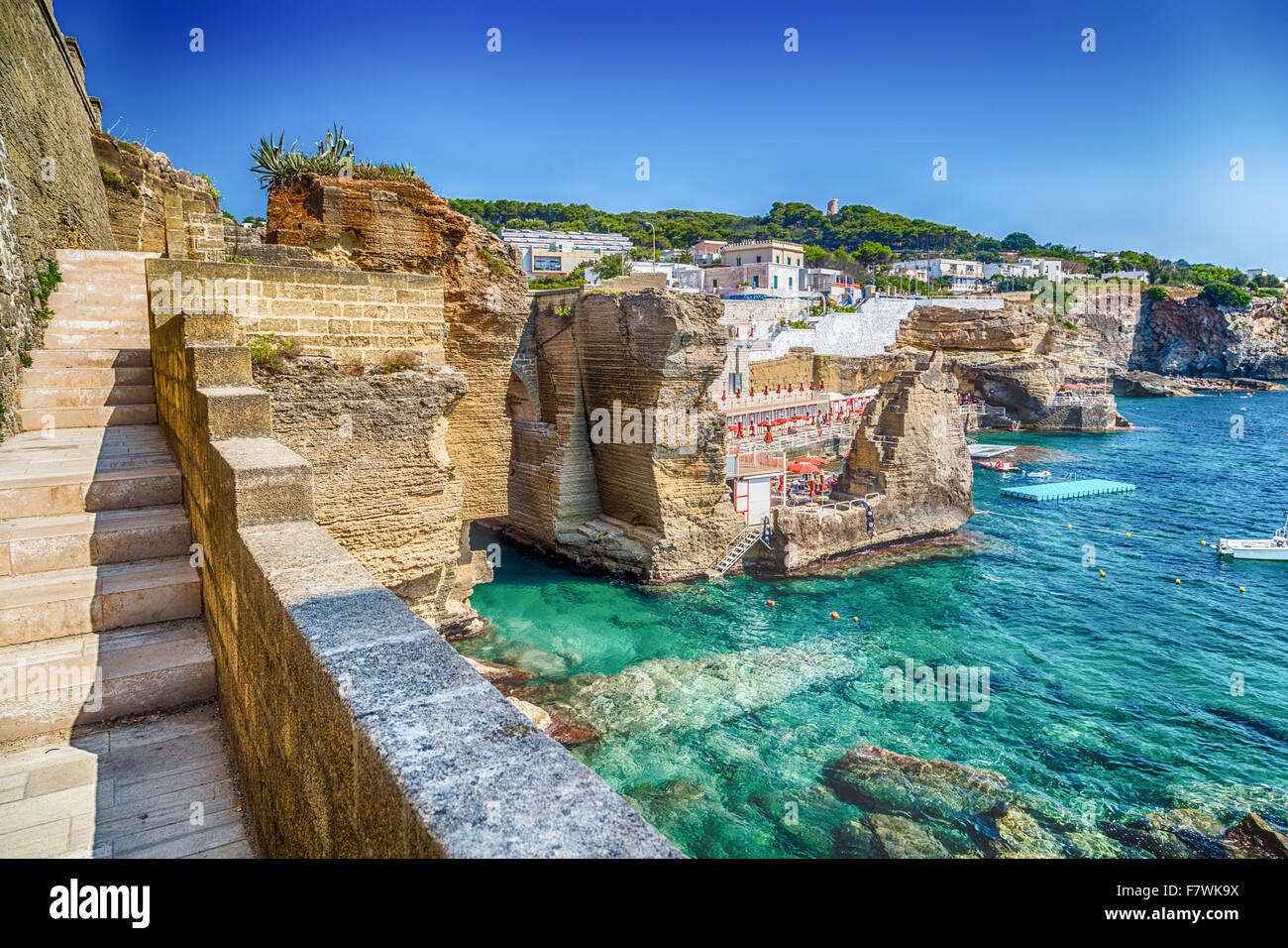 Rocce e architettura della costa del Salento del Mare Ionio in Italia, a Santa Cesarea Terme, Lecce, Puglia Foto Stock