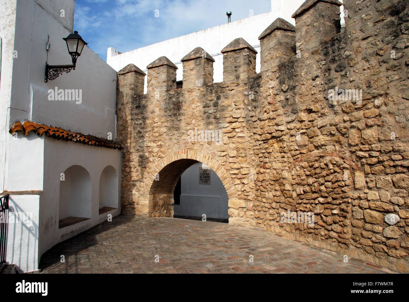 Parte del muro di castello merlature, Vejer de la Frontera, Costa de la Luz, la provincia di Cadiz Cadice, Andalusia, Spagna, Europa occidentale. Foto Stock