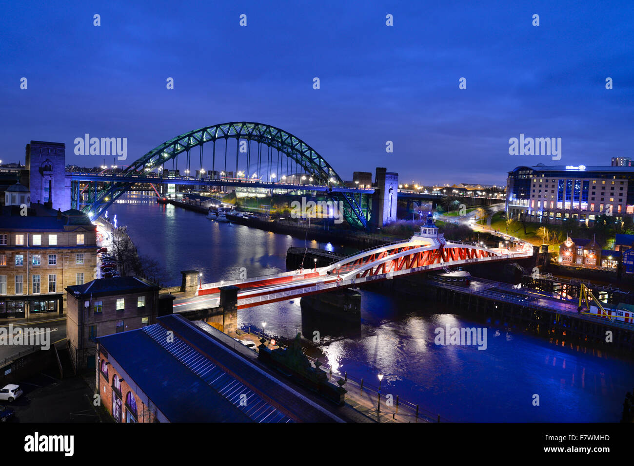 Newcastle upon Tyne nel nord est dell' Inghilterra l'iconica Tyne Bridge e il ponte girevole Foto Stock