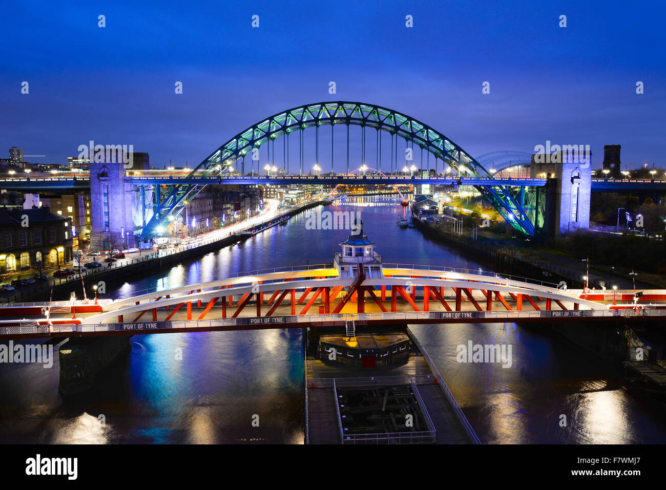 Newcastle upon Tyne nel nord est dell' Inghilterra l'iconica Tyne Bridge e il ponte girevole Foto Stock