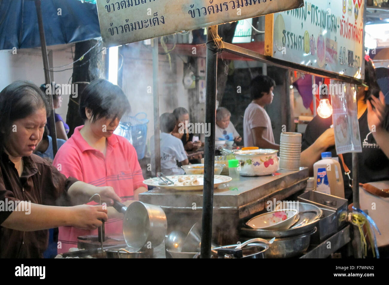 Thong Lo del mercato di notte a Bangkok, in Thailandia Foto Stock