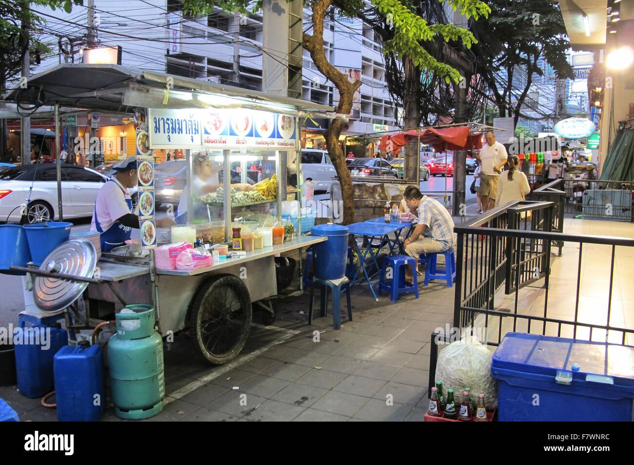 Cucina di strada sulla Surawong Road a Bangkok, in Thailandia Foto Stock