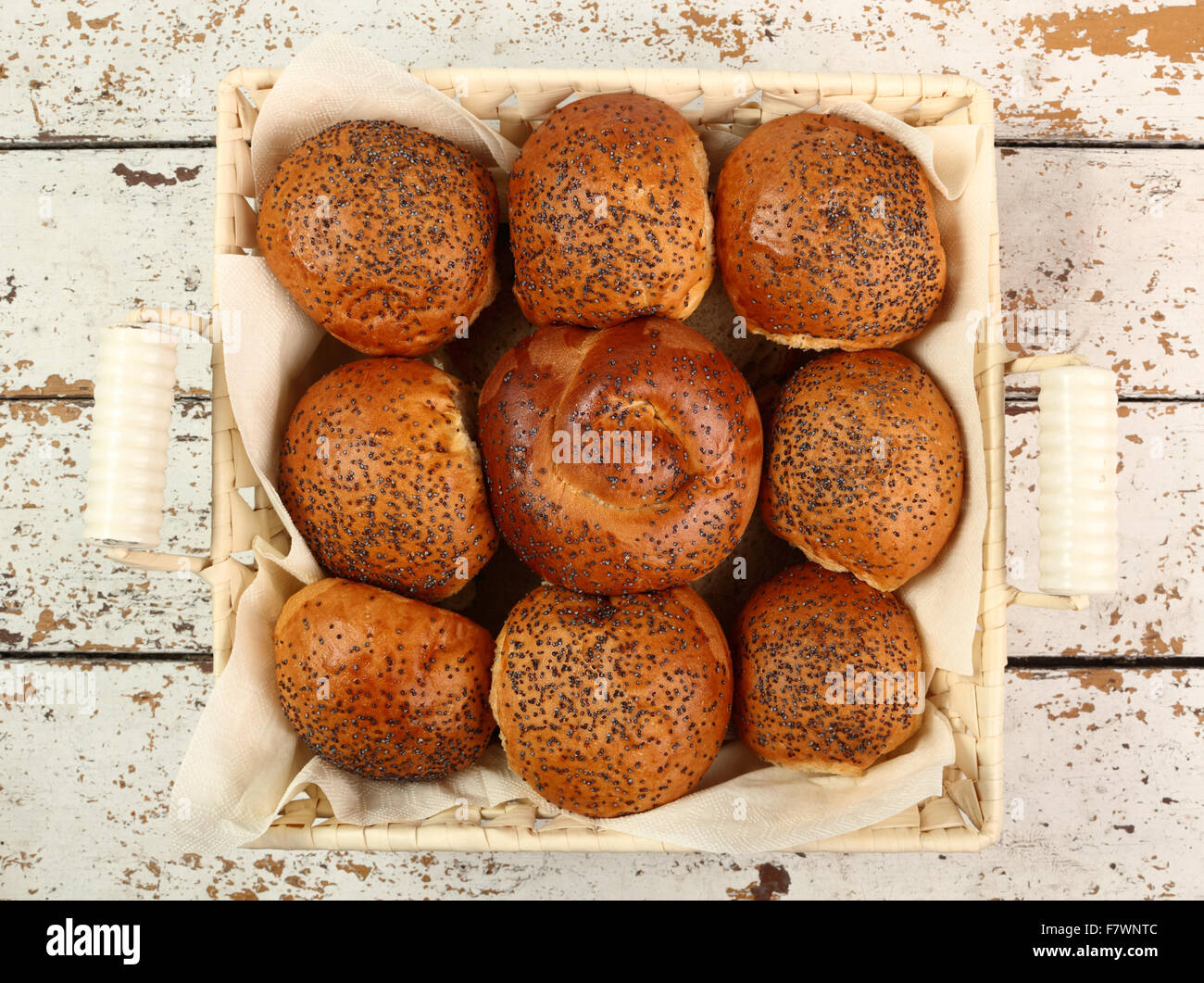 Rotolo di pane con semi di papavero Foto Stock