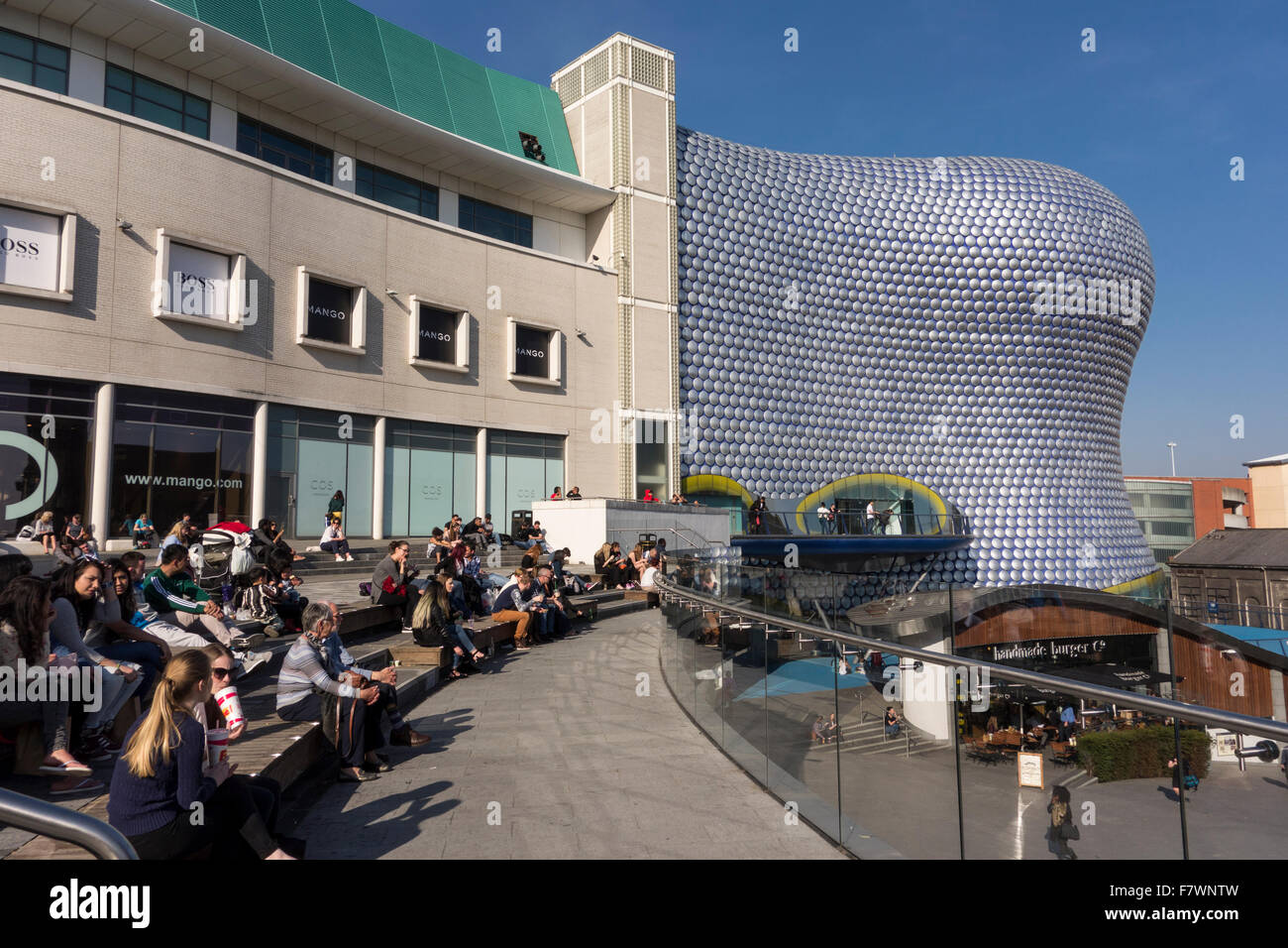 Per coloro che godono di pomeriggio soleggiato a Bullring Shopping District di Birmingham, Regno Unito Foto Stock