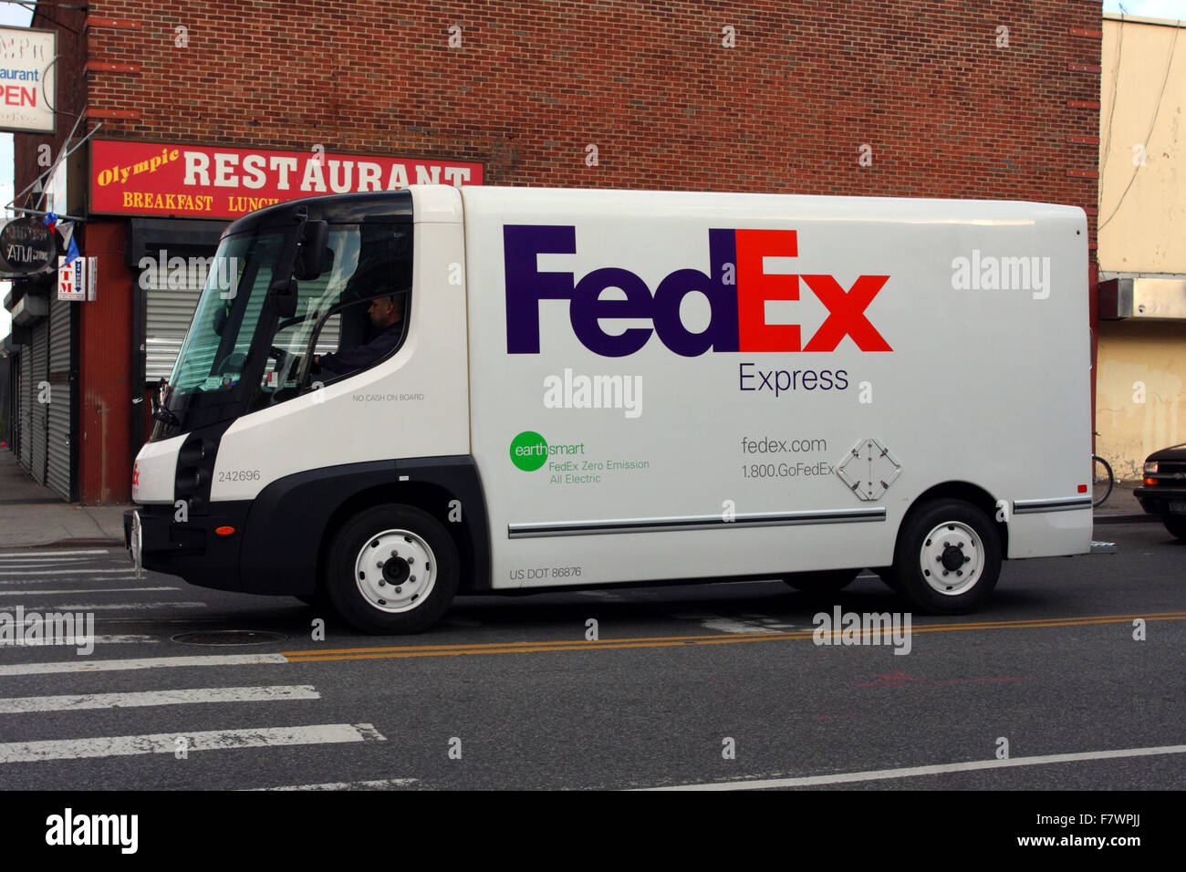 FedEx elettrico del veicolo di consegna Foto Stock