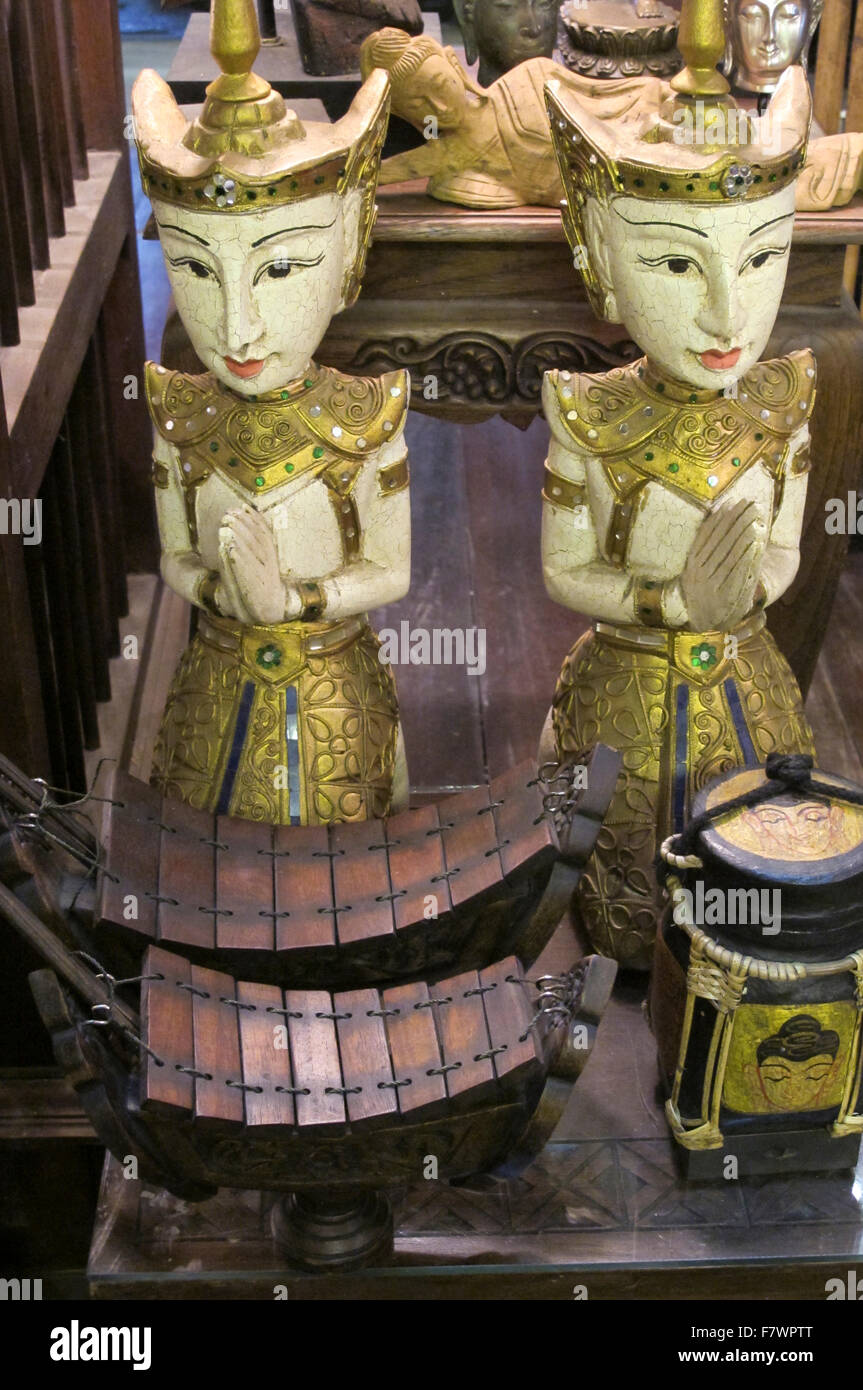Negozio di souvenir in Tiki Thai Kalare arti, del Bazaar Notturno di Chiang Mai, Thailandia Foto Stock