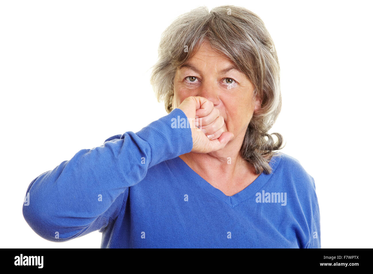 Frightened pensionati donna con i capelli grigi che rientrano in silenzio Foto Stock