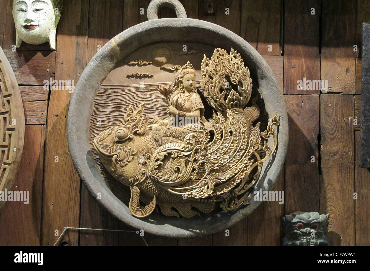 Scultura in Tiki Thai Kalare arti, del Bazaar Notturno di Chiang Mai, Thailandia Foto Stock