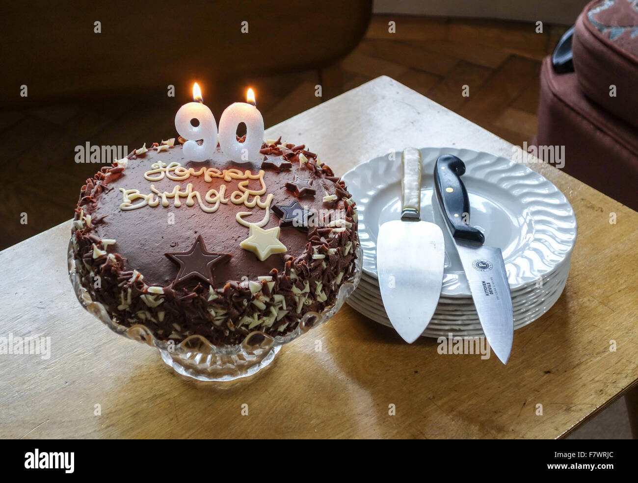 Compleanno torta al cioccolato il novantesimo compleanno con candele Foto Stock