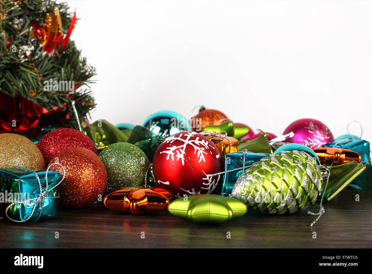 Natale e Anno Nuovo set. Sfere, abete coni e decorazioni sotto un abete. Foto Stock