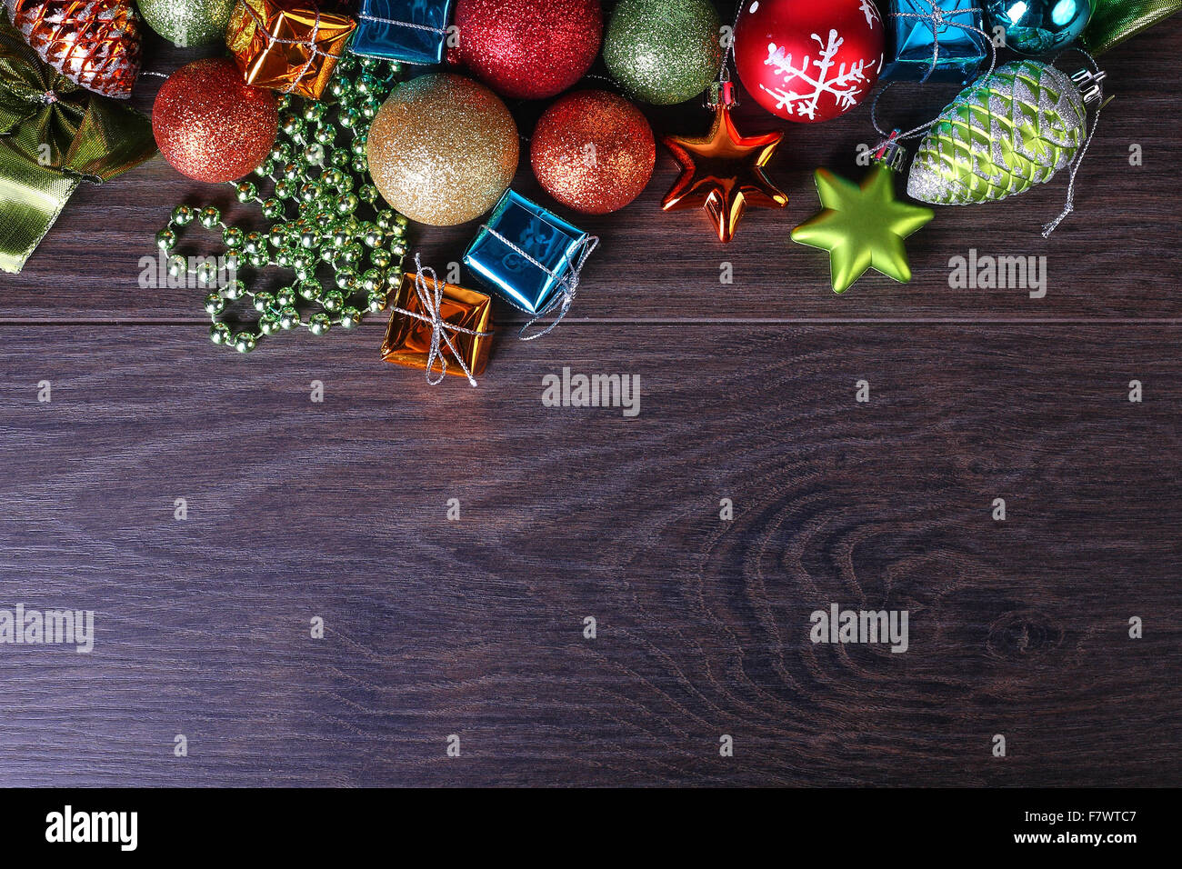 Natale e Anno Nuovo set. Sfere, abete coni e decorazioni su una tavola di legno. Foto Stock