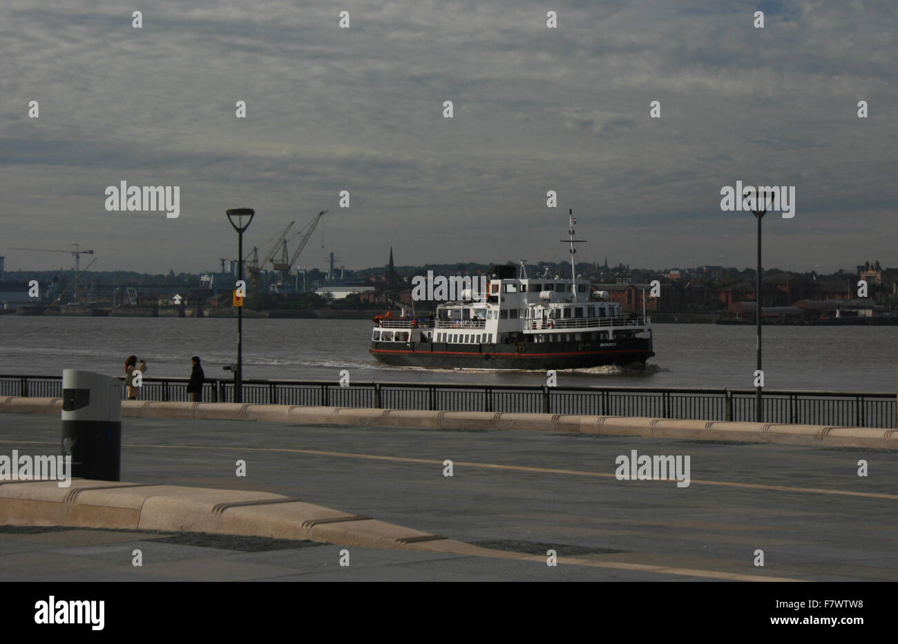 Mersey Ferry Snowdrop avvicinando Pier Head Foto Stock