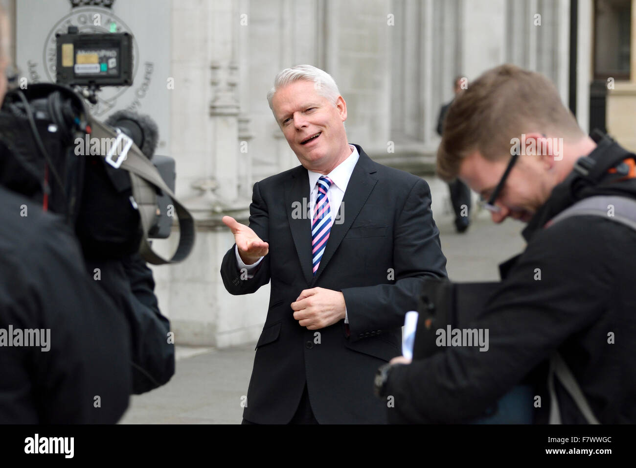 Clive Mason, sordi British il presentatore TV, utilizzando il linguaggio dei segni per telecamera in un'outside broadcast in London, 2015 Foto Stock