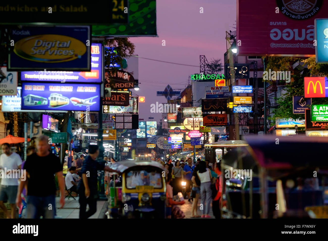 Khaosan Road di notte - Bangkok, Thailandia Foto Stock