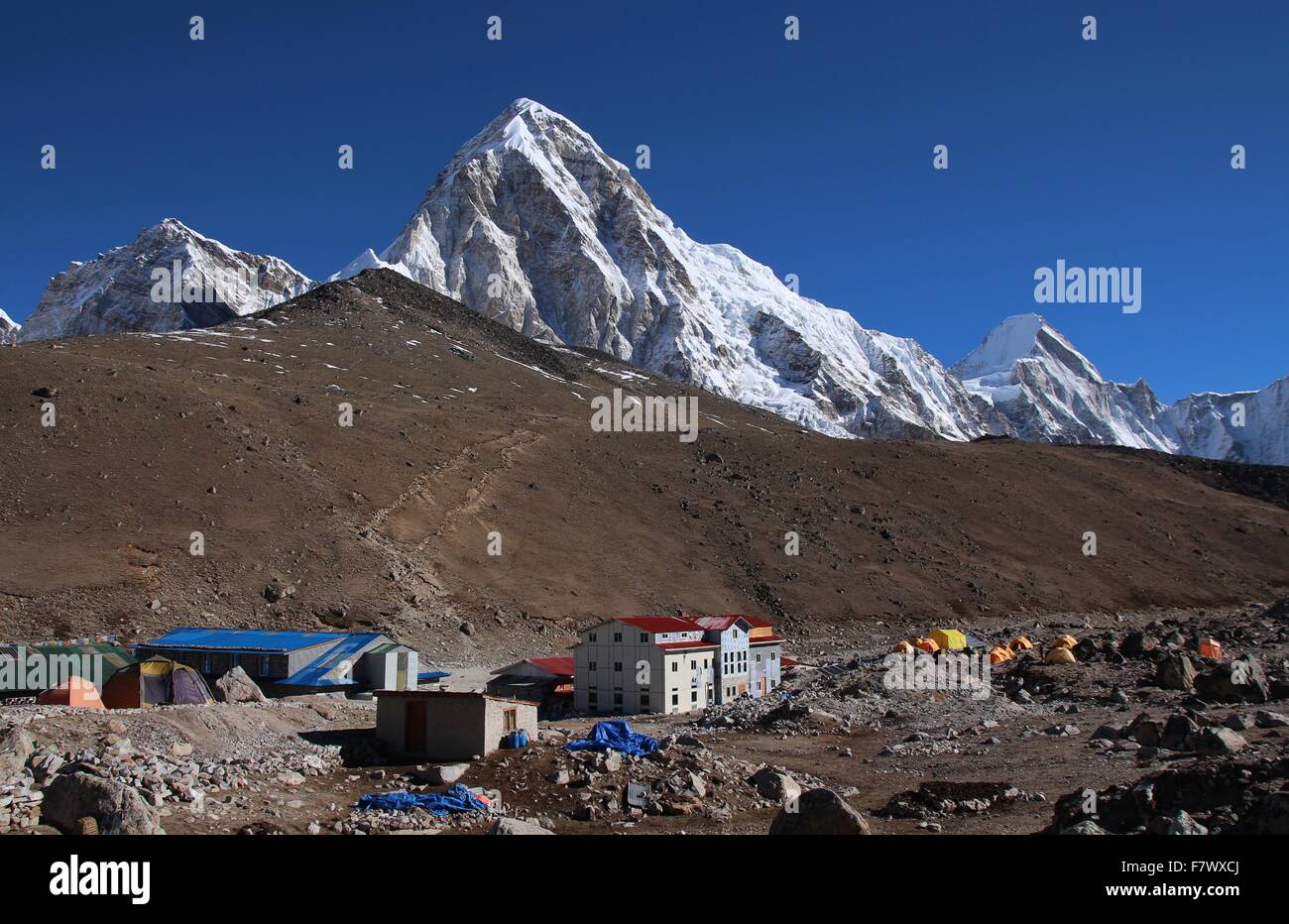 Gorak Shep e di alta montagna Pumo Ri e Lingtren Foto Stock