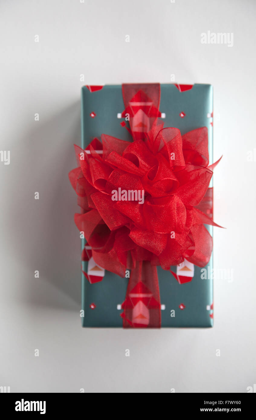 Avvolto Il Natale regalo con fiocco rosso pom-pom Foto Stock