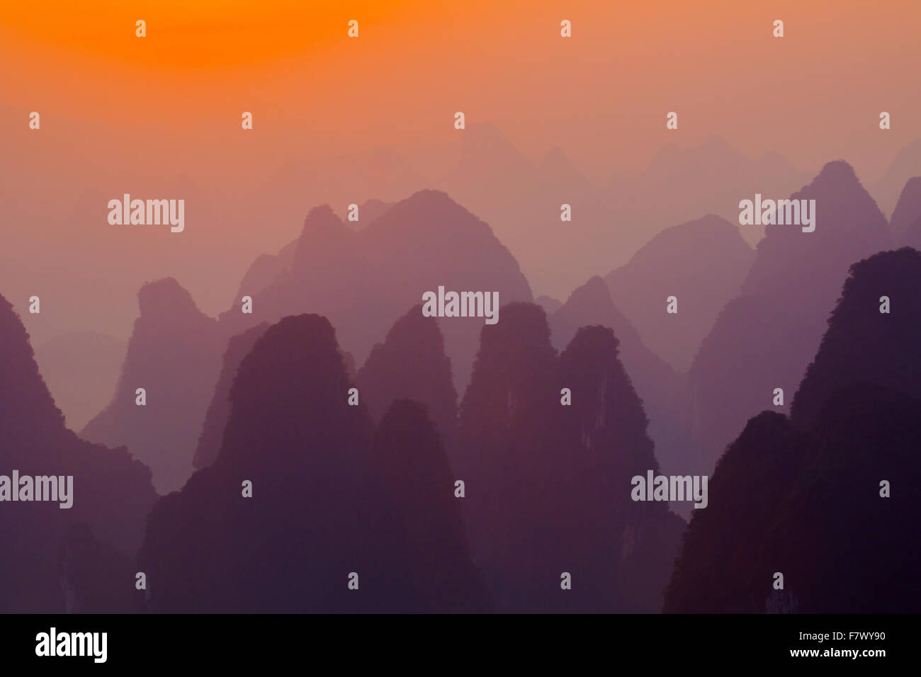 Calcare formazioni carsiche lungo il Fiume Li all'alba la regione di Guilin Guangxi, Cina LA008282 Foto Stock