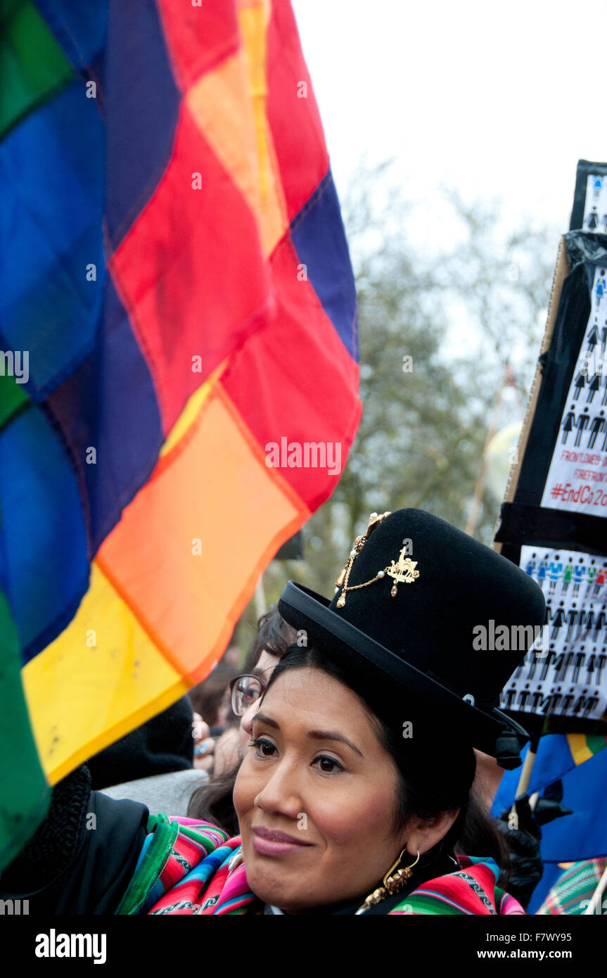 Marzo a demand leader globale di prendere provvedimenti per combattere il cambiamento climatico. I popoli indigeni hanno portato il marzo.Un attivista della Bolivia. Foto Stock