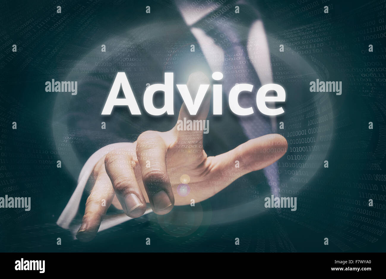 Imprenditore premendo un concetto di consulenza pulsante. Foto Stock