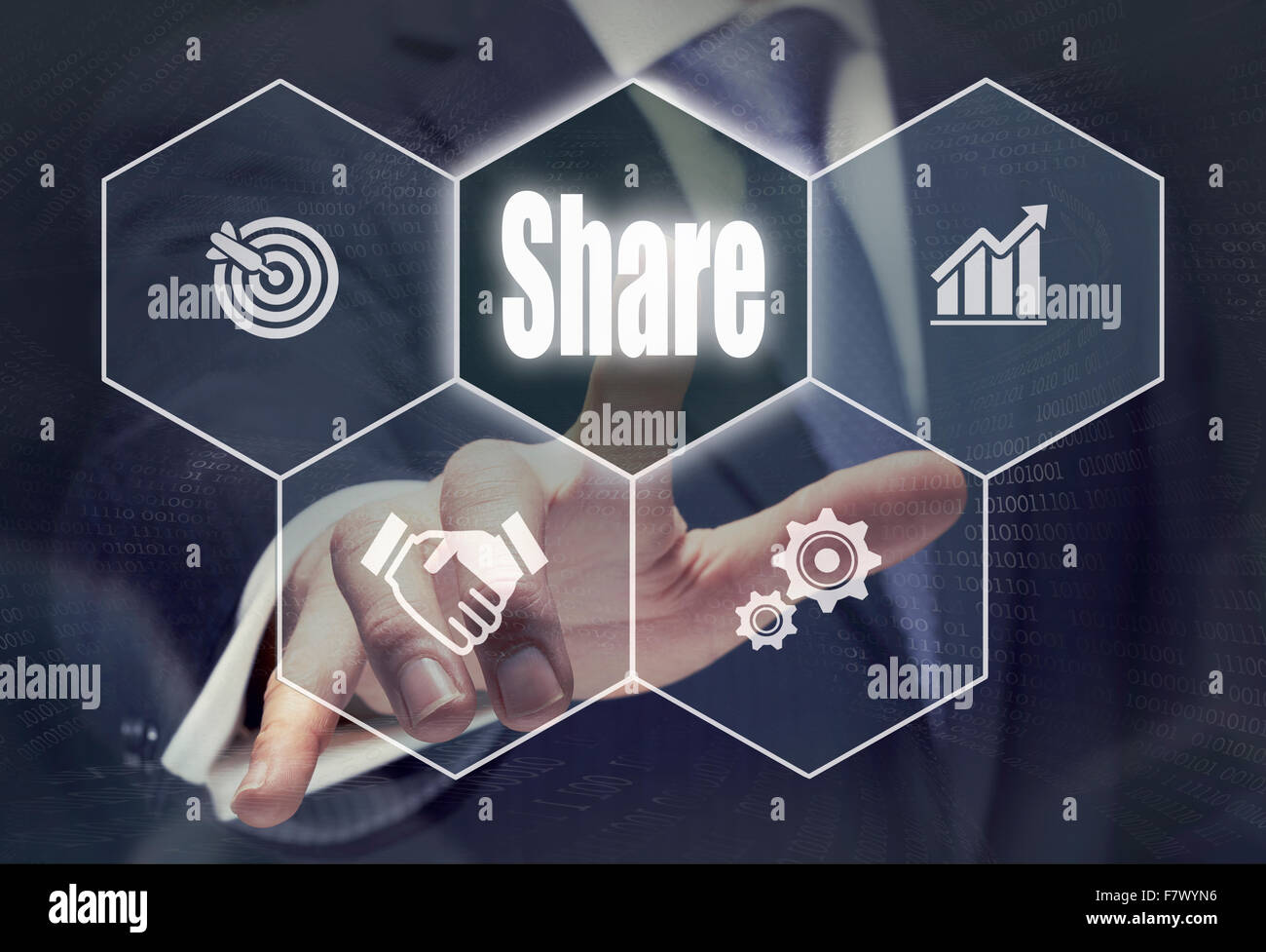 Imprenditore premendo un concetto di servizio pulsante. Foto Stock