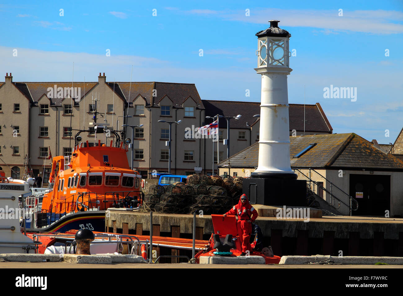 RNLI scialuppa di salvataggio e del faro il bacino Kirkwall Porto Isole Orcadi Scozia UK Foto Stock