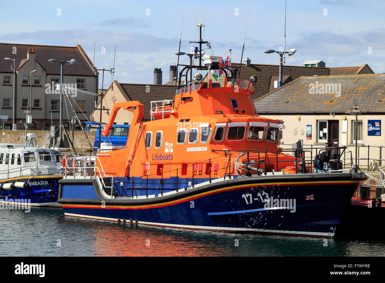 RNLI scialuppa di salvataggio il bacino Kirkwall Porto Isole Orcadi Scozia UK Foto Stock