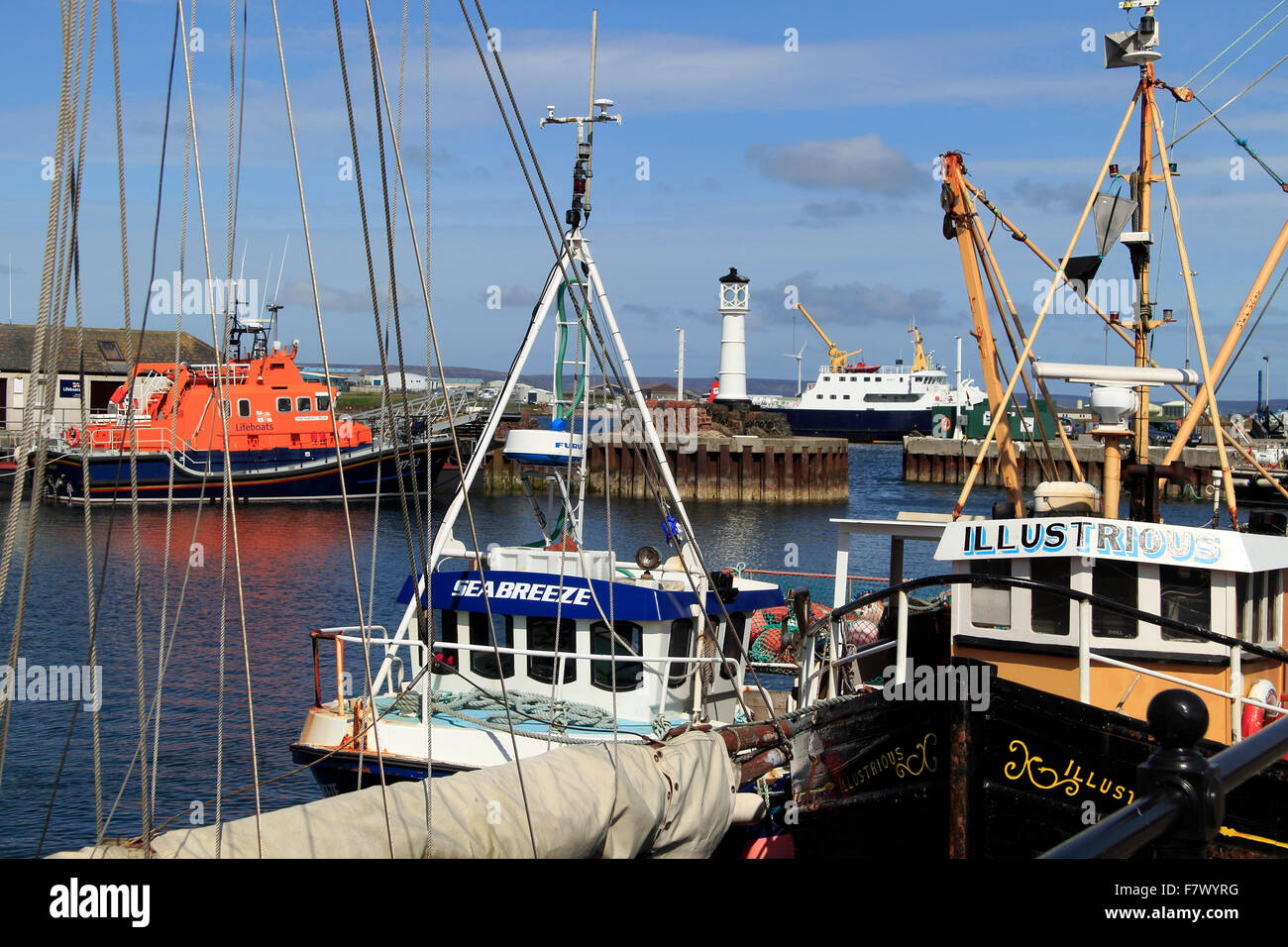 Barche e faro il bacino Kirkwall Porto Isole Orcadi Scozia UK Foto Stock