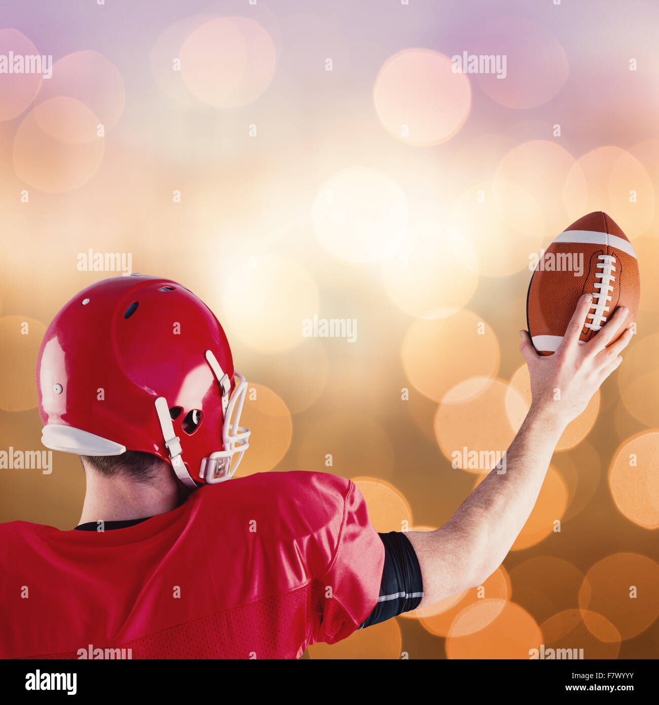 Immagine composita della vista posteriore del giocatore di football americano tenendo alto il calcio Foto Stock