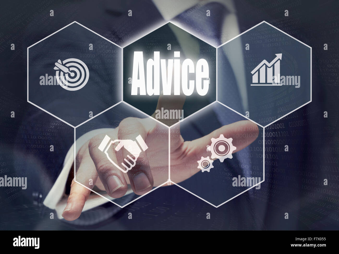 Imprenditore premendo un concetto di consulenza pulsante. Foto Stock