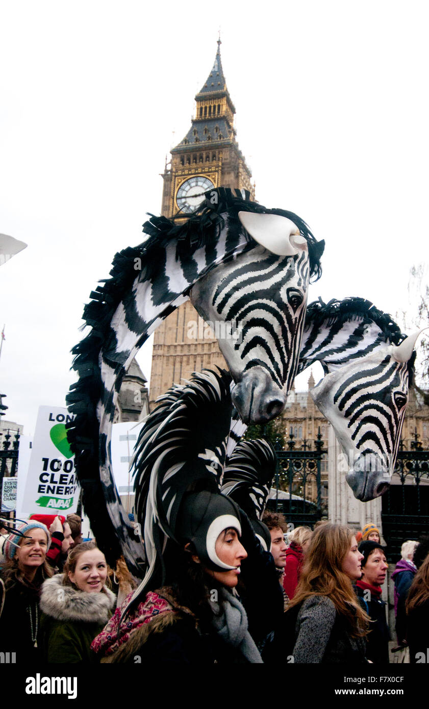 Marzo a demand leader globale di prendere provvedimenti per combattere il cambiamento climatico. La gente vestita come zebre nella parte anteriore del Big Ben Foto Stock