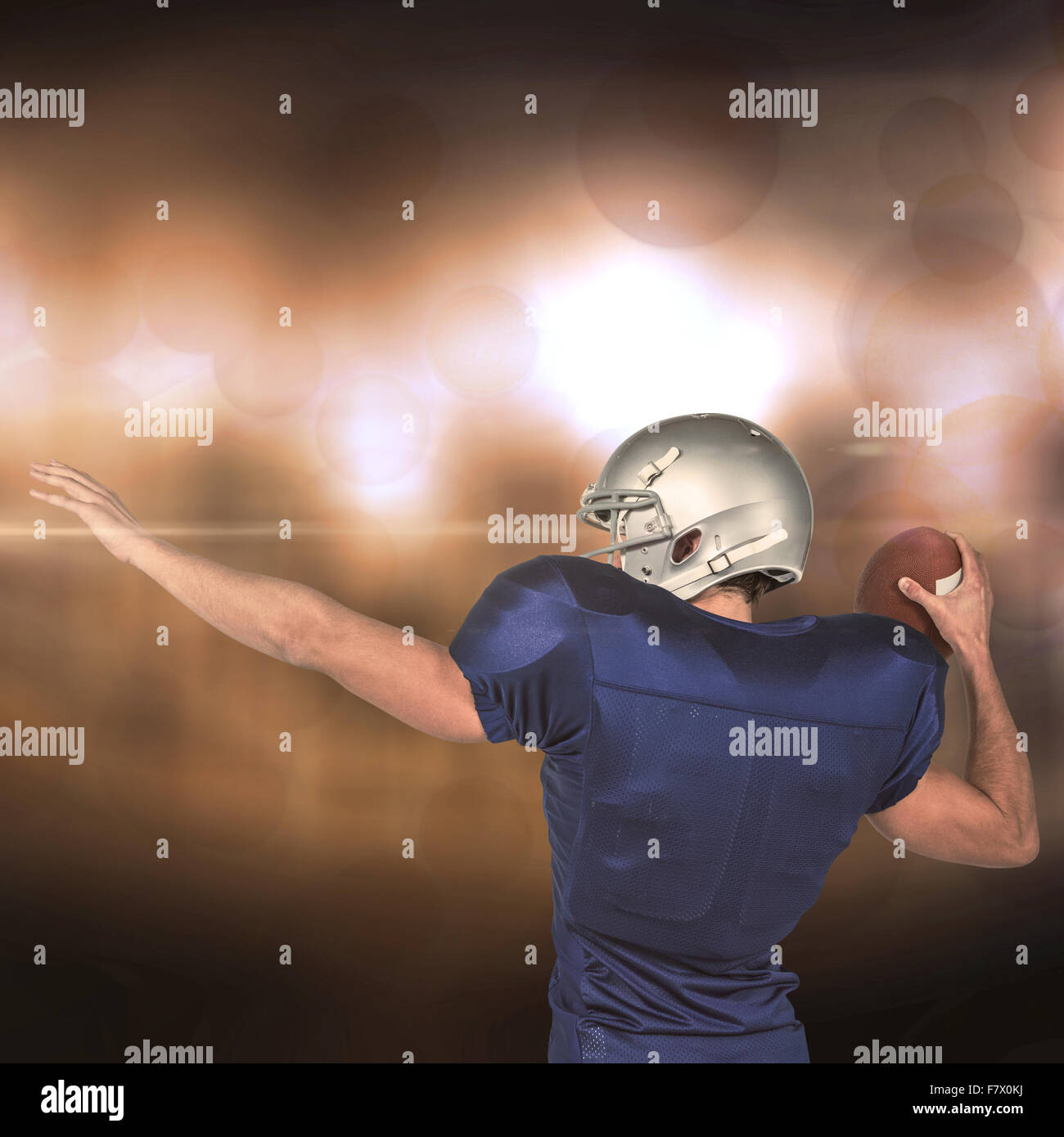 Immagine composita della vista posteriore del giocatore di football americano gettando la sfera Foto Stock