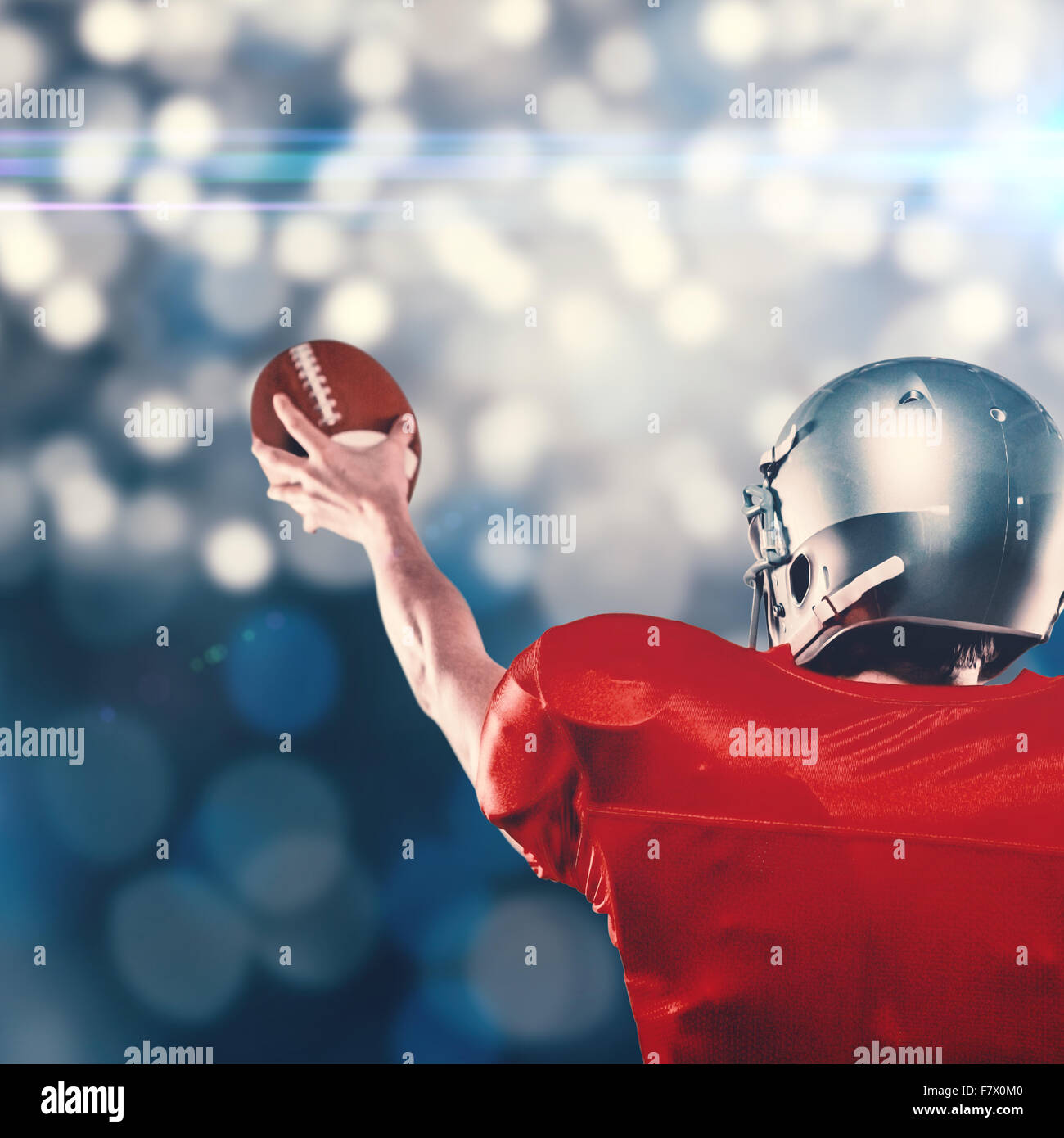 Immagine composita della vista posteriore del giocatore di football americano in maglia rossa sfera di trattenimento Foto Stock