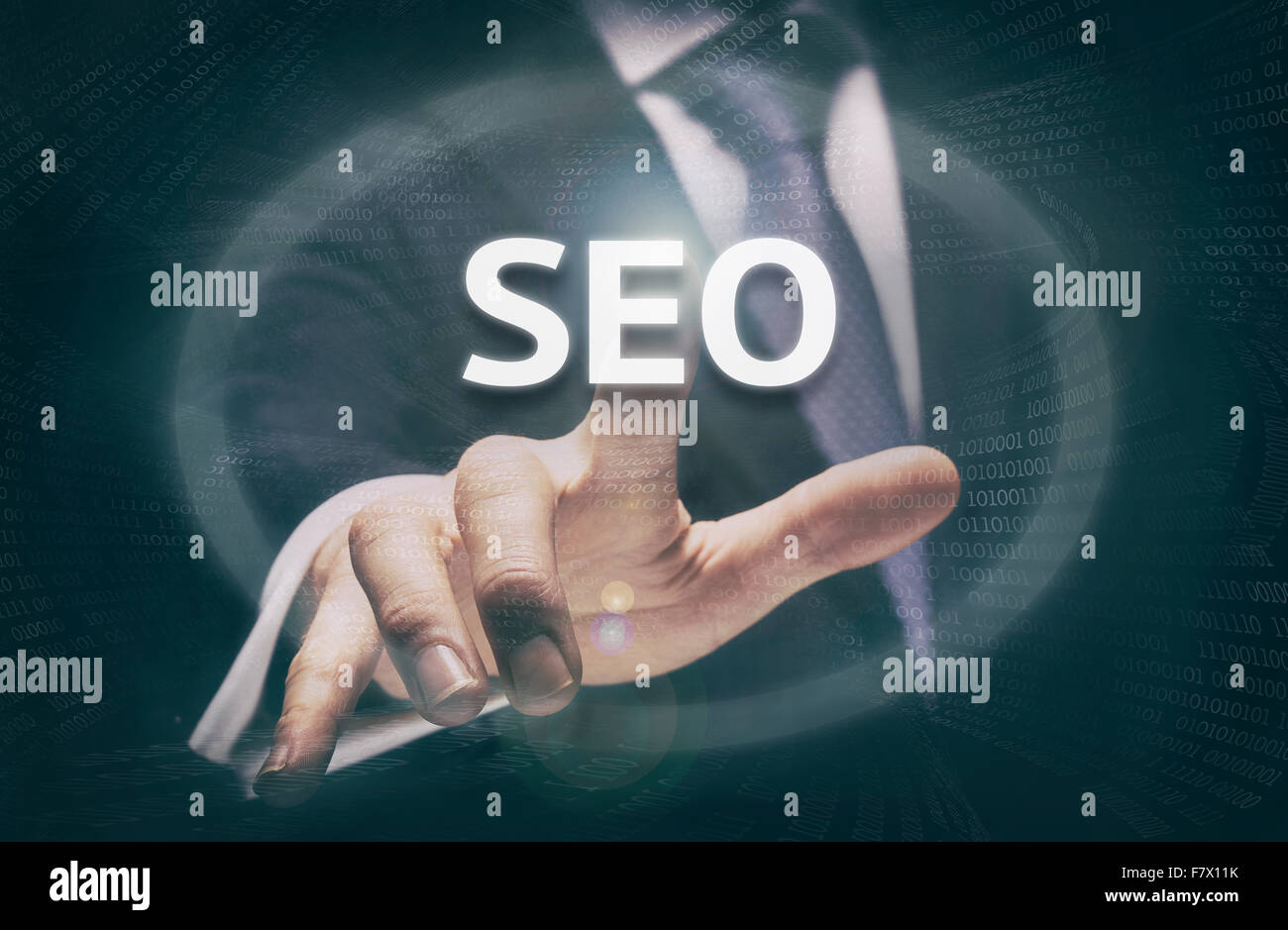 Imprenditore premendo un concetto di SEO pulsante. Foto Stock