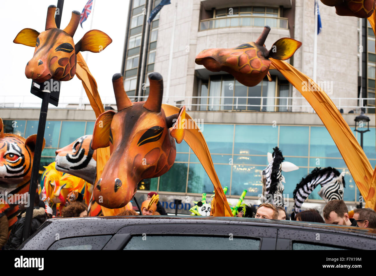 Marzo a demand leader globale di prendere provvedimenti per combattere il cambiamento climatico. Tre le giraffe passare il puntatore del mouse su una macchina Foto Stock