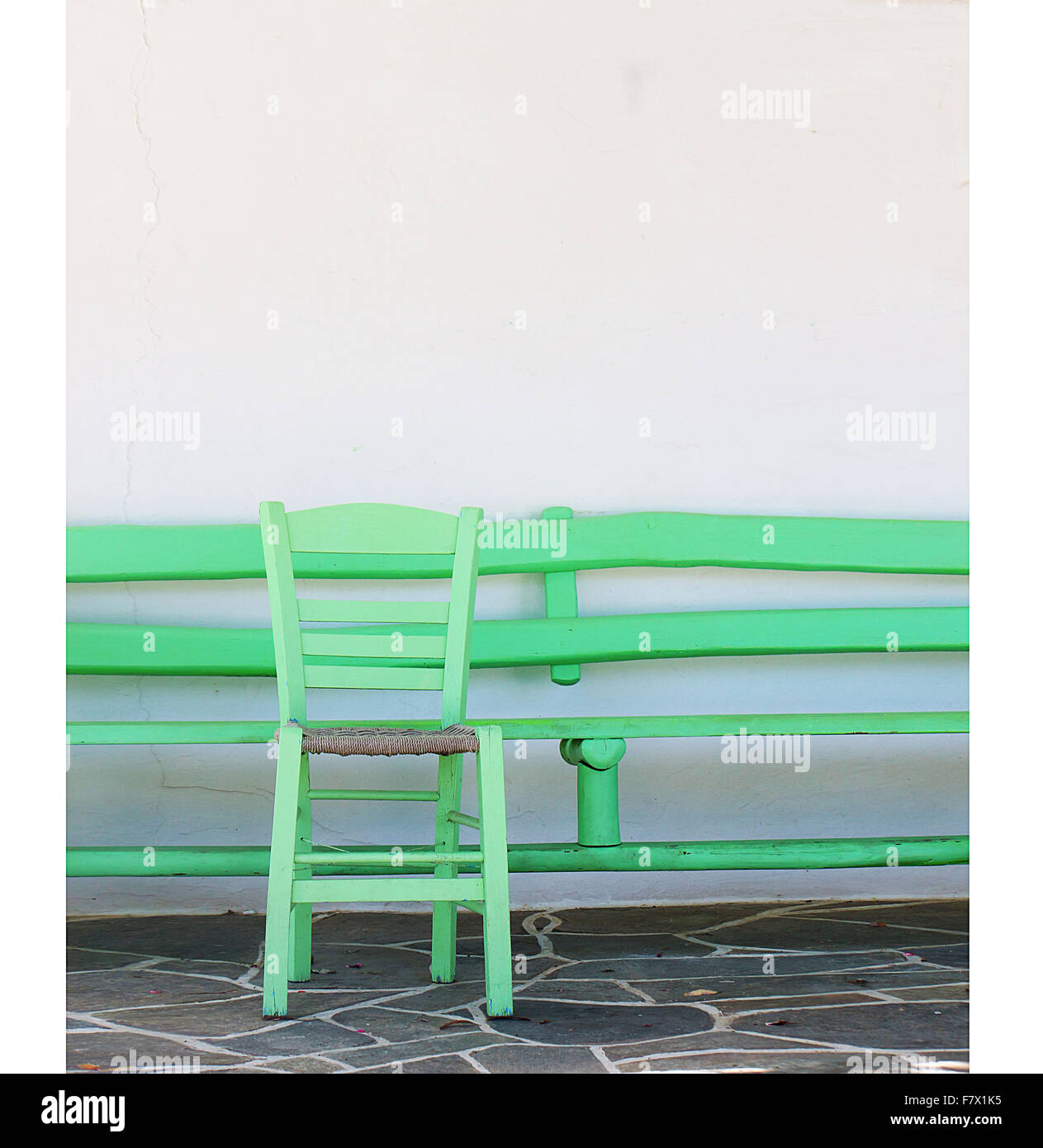 Sedia verde da una parete, Cicladi Grecia Foto Stock