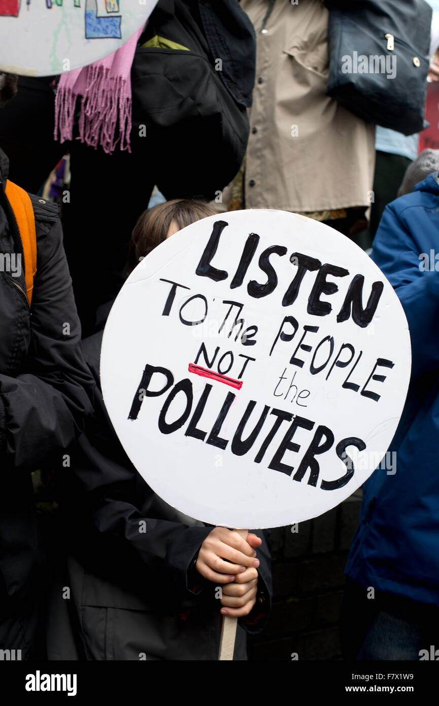 . Marzo a demand leader globale di prendere provvedimenti per combattere il cambiamento climatico. Una targhetta dicendo "Ascoltare la gente non inquinanti" Foto Stock