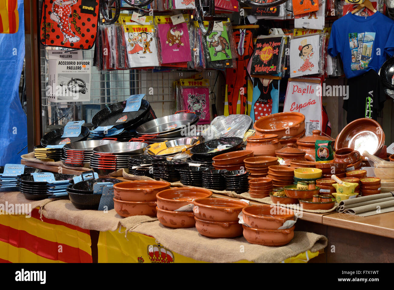 Visualizzazione di utensili da cucina, pentole e padelle e abbigliamento presso il mercato coperto di Valencia, Spagna Foto Stock